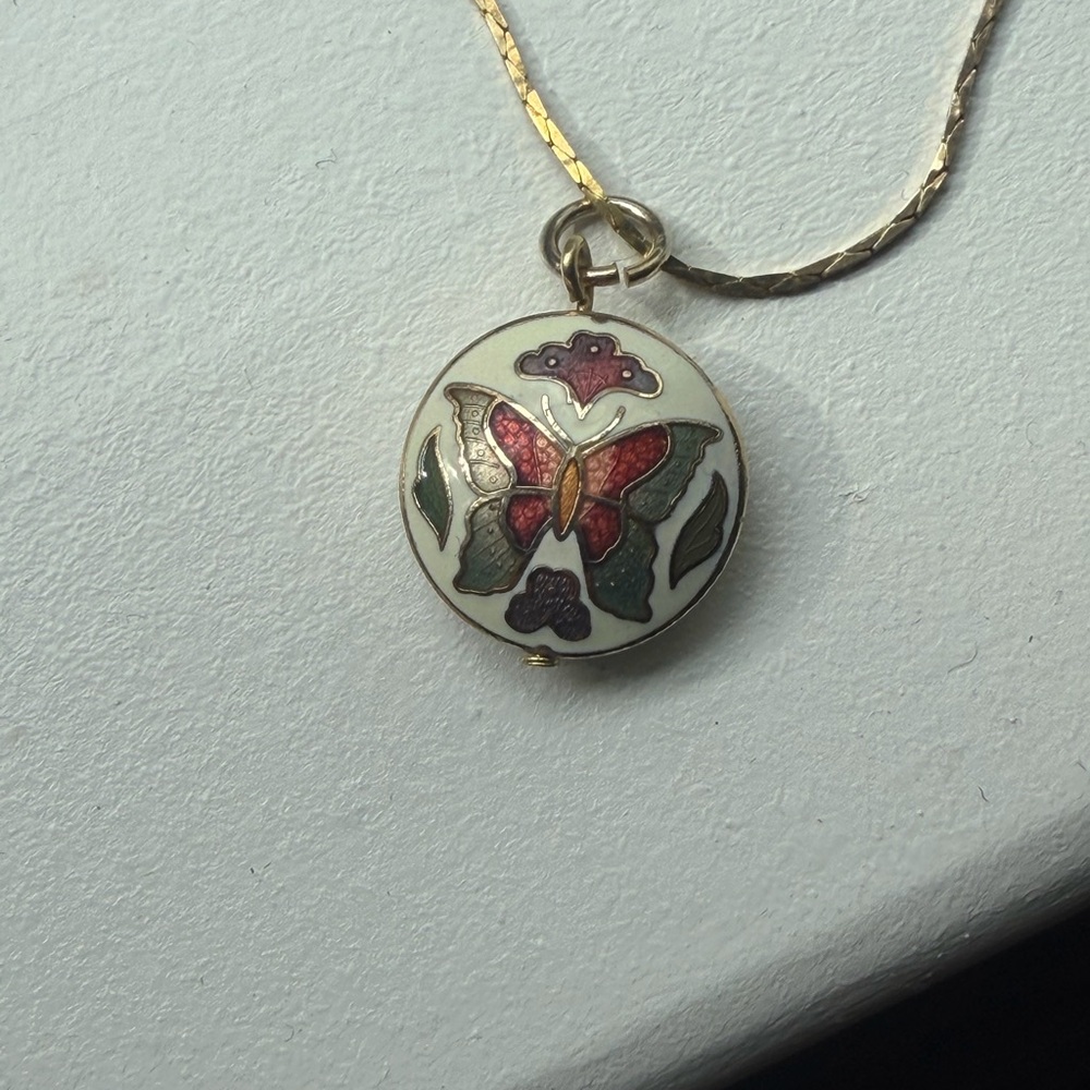 Elegant Gold Butterfly Pendant Necklace